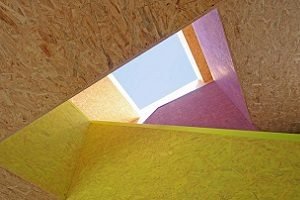 Чим пофарбувати ОСБ плиту всередині будинку — вибираємо фарбу і лак