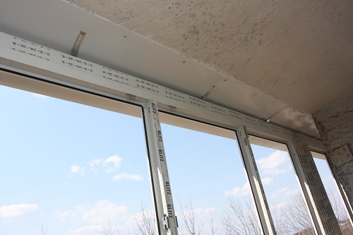 Як і чим засклити балкон: послідовність робіт з 5 кроків