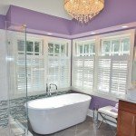 Фото дизайну ванної кімнати в фіолетовому кольорі