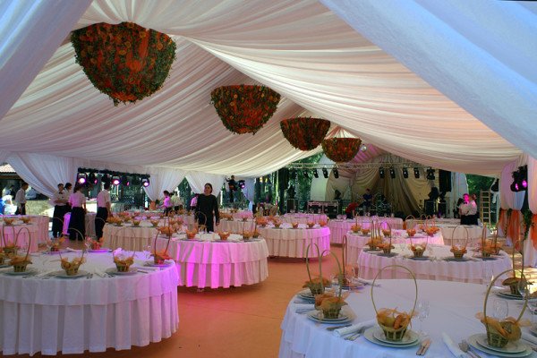 Намети для дачі: особливості конструкції, види з фото і схема складання