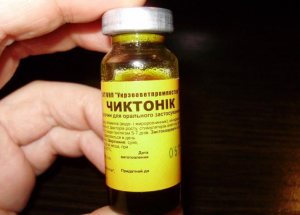 Чому кури клюють свої яйця — що робити?