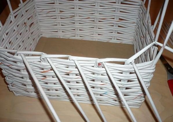 Кошик для білизни з газетних трубочок, етапи виготовлення