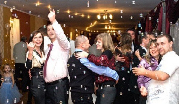 60 років чоловікові — сценарій ювілею для веселих і дружних