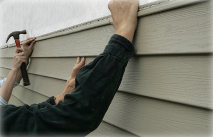 Монтаж сайдинга на деревяний будинок з утепленням стін