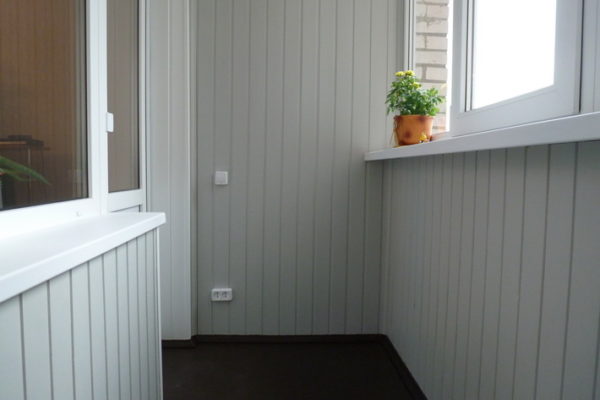 Як обшити балкон вагонкою – повний опис робочого процесу від вибору матеріалів до нанесення захисного покриття