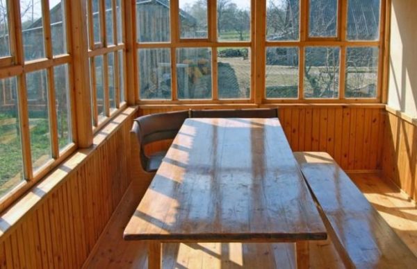 Деревяні вікна веранди — 9 незаперечних достоїнств і 3 ключових недоліки