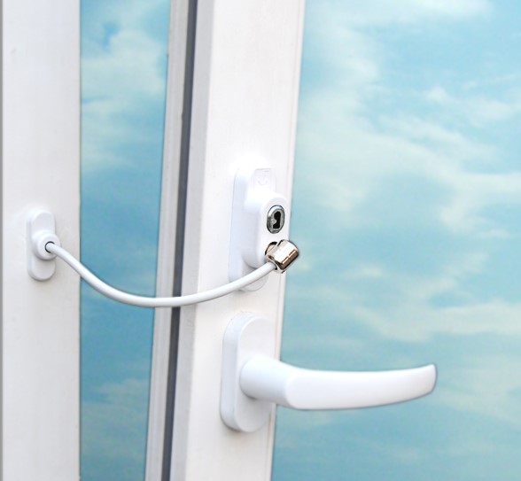 Замки на пластикові вікна від дітей та інші ефективні засоби безпеки: 6 основних видів