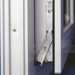 Фурнітура для пластикових вікон: вивчаємо 3 основні «мязи вікна», регулюємо, змащуємо