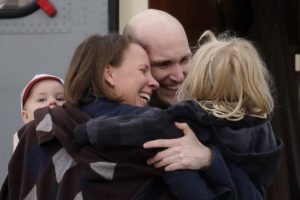 Сонник Хлопець Обіймає ззаду: колишній, незнайомий у сні бачити