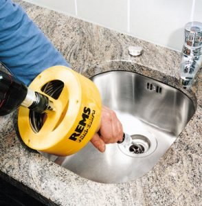 Прочищення каналізаційних труб в домашніх умовах: кілька простих і ефективних способів усунення засмічення