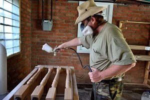 Як і чим пофарбувати деревяні сходи: вибір фарби, технологія фарбування