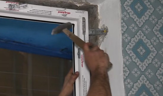 Як самостійно встановити балконні двері за 16 простих кроків