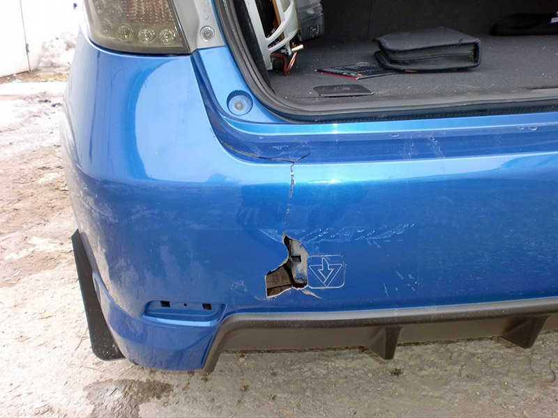 Видалення подряпин на бампері своїми руками — способи і технологія