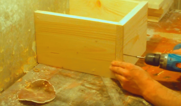 Як зробити полицю на стіну своїми руками: 3 простих варіанти для новачка