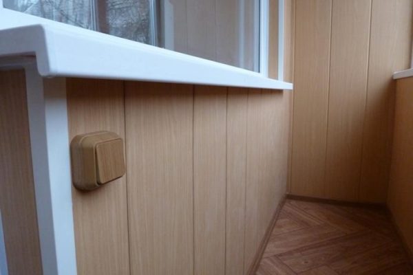 Чим обшити балкон зсередини — 5 сучасних рішень