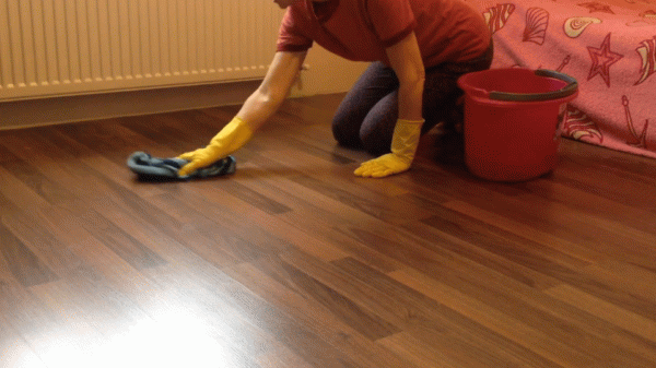 Як і чим мити ламінат: кілька секретів по догляду за ламінатом