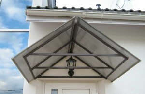 Навіс над ганком: види козирків та етапи будівництва