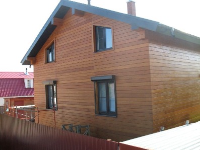 Фасадна дошка: традиційна обробка в сучасному стилі