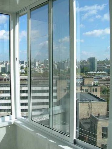 Скління балкона: 2 основних варіанта та їх особливості