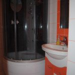 Фото дизайну ванної кімнати в помаранчевих тонах