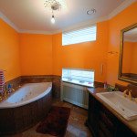Фото дизайну ванної кімнати в помаранчевих тонах
