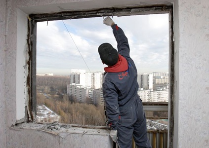 Як самостійно встановити балконні двері за 16 простих кроків