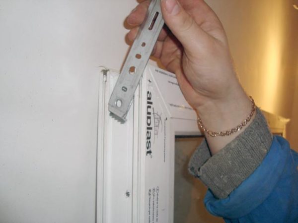 Як самостійно встановити балконні двері за 16 простих кроків