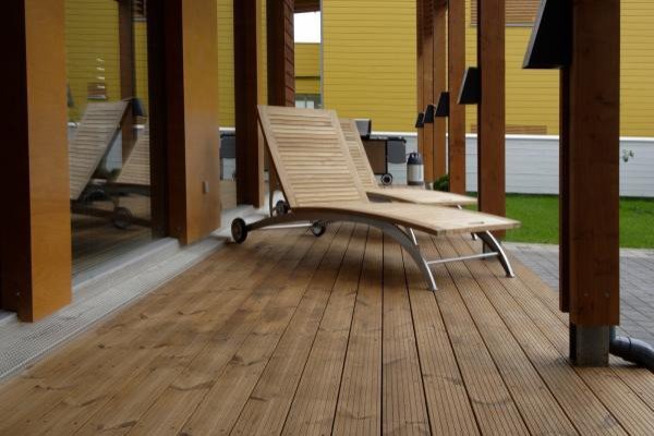 Масла для захисної обробки терасної дошки: особливості вибору та використання