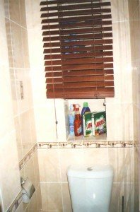 Жалюзі в туалет: сантехнічні, щоб заховати труби, рулонні та інші (фото)