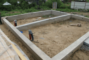 Як розрахувати розміри стрічкового фундаменту — висота, ширина, товщина, глибина