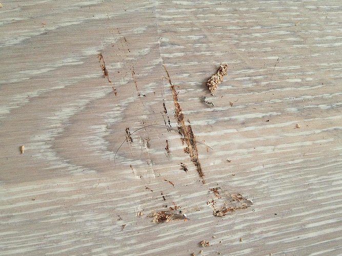 Як відремонтувати вмятину на паркетній дошці