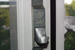 Фурнітура для пластикових вікон: вивчаємо 3 основні «мязи вікна», регулюємо, змащуємо