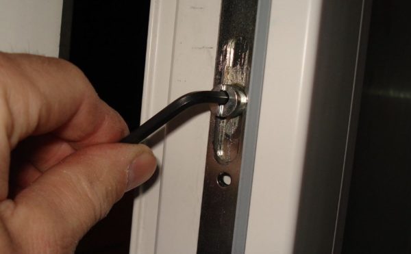 Як самостійно відрегулювати пластикові вікна: 3 основні операції, які легко освоїти кожному