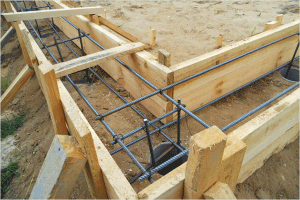 Деревяна опалубка для стрічкового фундаменту: будова і функції, матеріали, технологія робіт