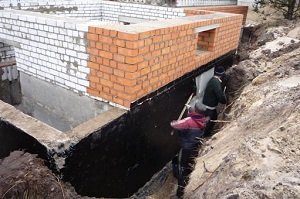 Гідроізоляція стрічкового фундаменту своїми руками: для чого потрібна і як правильно зробити