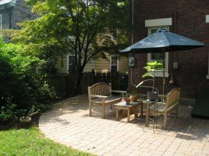 Як зробити патіо на дачі своїми руками: матеріали, проекти, етапи робіт, фото і відео