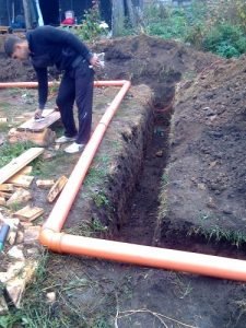 Риття траншеї вручну — як формується ціна за погонний метр