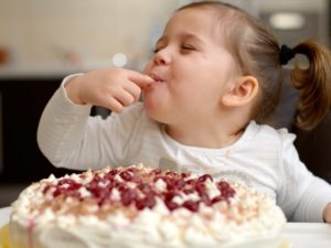 Сонник їсти багато Солодкого уві сні жінці дівчині бачити до чого?
