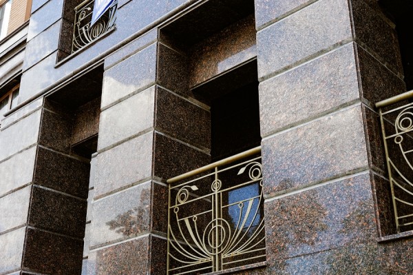 Натуральний камінь для фасаду в сучасній архітектурі