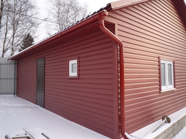 Зовнішній сайдинг — монтаж обрешітки і панелей