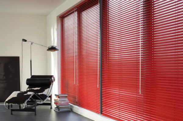 Жалюзі на пластикові вікна — 9 видів виробів