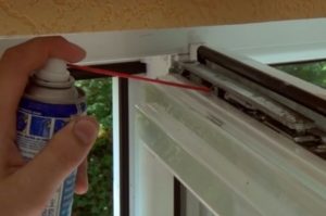 Фурнітура для пластикових вікон: вивчаємо 3 основні «мязи вікна», регулюємо, змащуємо