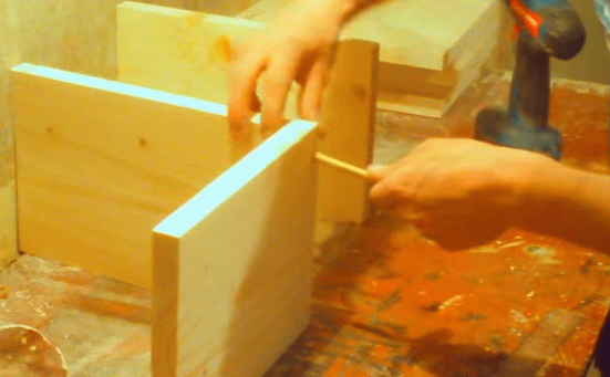 Як зробити полицю на стіну своїми руками: 3 простих варіанти для новачка