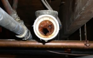 Чим прочистити каналізаційні труби в домашніх умовах: ефективні засоби позбавлення від засмічень