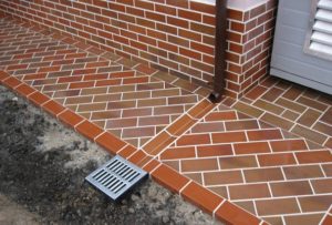 Отмостка навколо будинку з тротуарної плитки: пристрій, технологія укладання, фото і відео