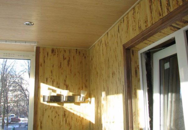 Чим обшити балкон зсередини — 5 сучасних рішень