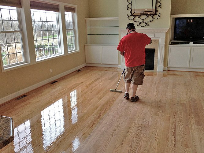 Як самостійно покрити лаком паркет