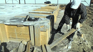 Деревяна опалубка для стрічкового фундаменту: будова і функції, матеріали, технологія робіт