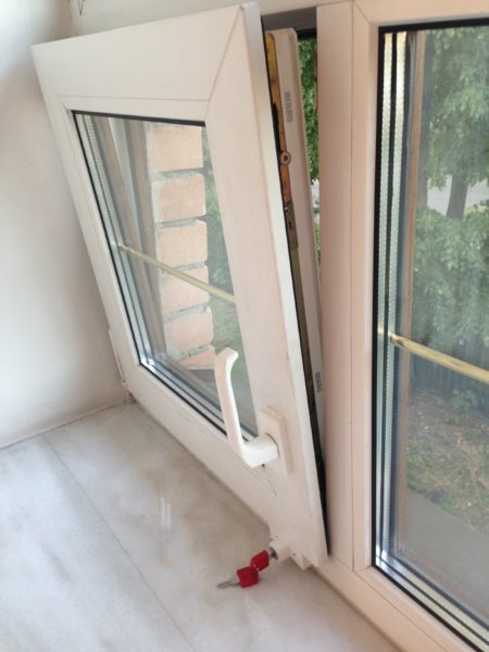 Замки на пластикові вікна від дітей та інші ефективні засоби безпеки: 6 основних видів