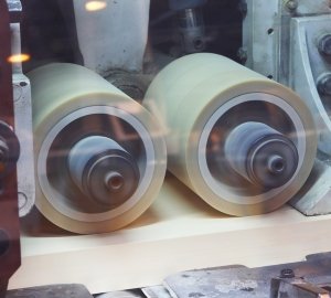 Клеєний брус: технічні характеристики, переваги і недоліки, виробники, фото і відео